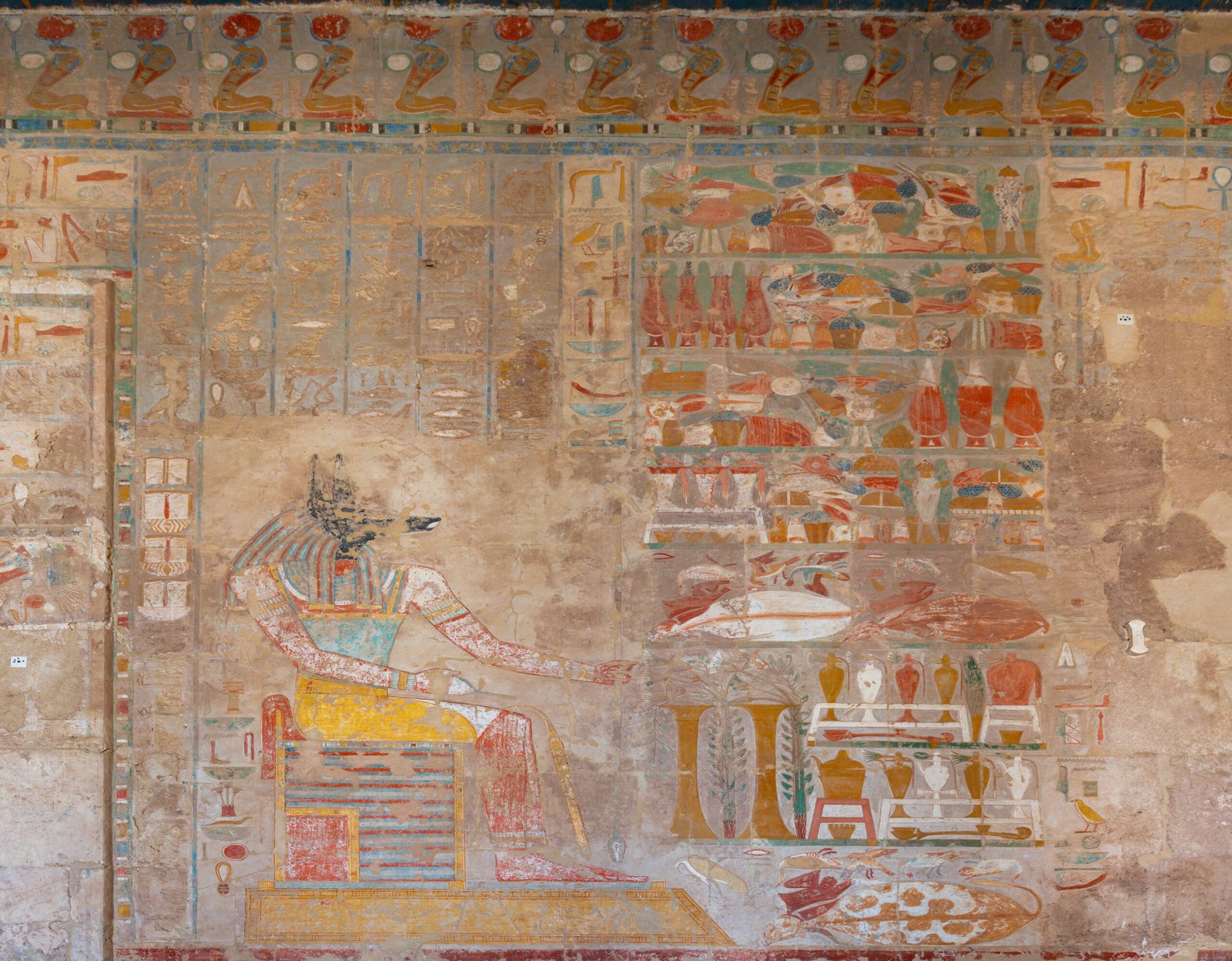 Parete dipinta della cappella di Anubi nel tempio di Hatshepsut a Deir el Bahari