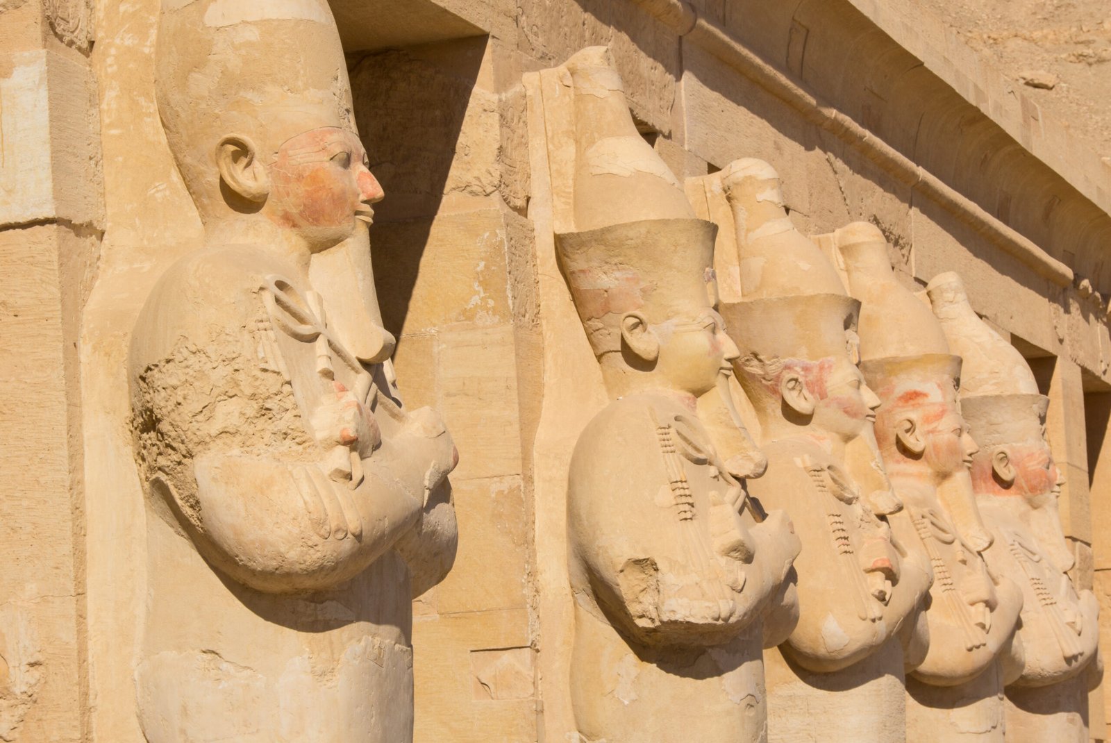 Le statue osiriache allineate sulla terrazza del tempio di Hatshepsut