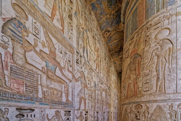 I rilievi dipinti sulle pareti del tempio di Medinet Habu a Luxor