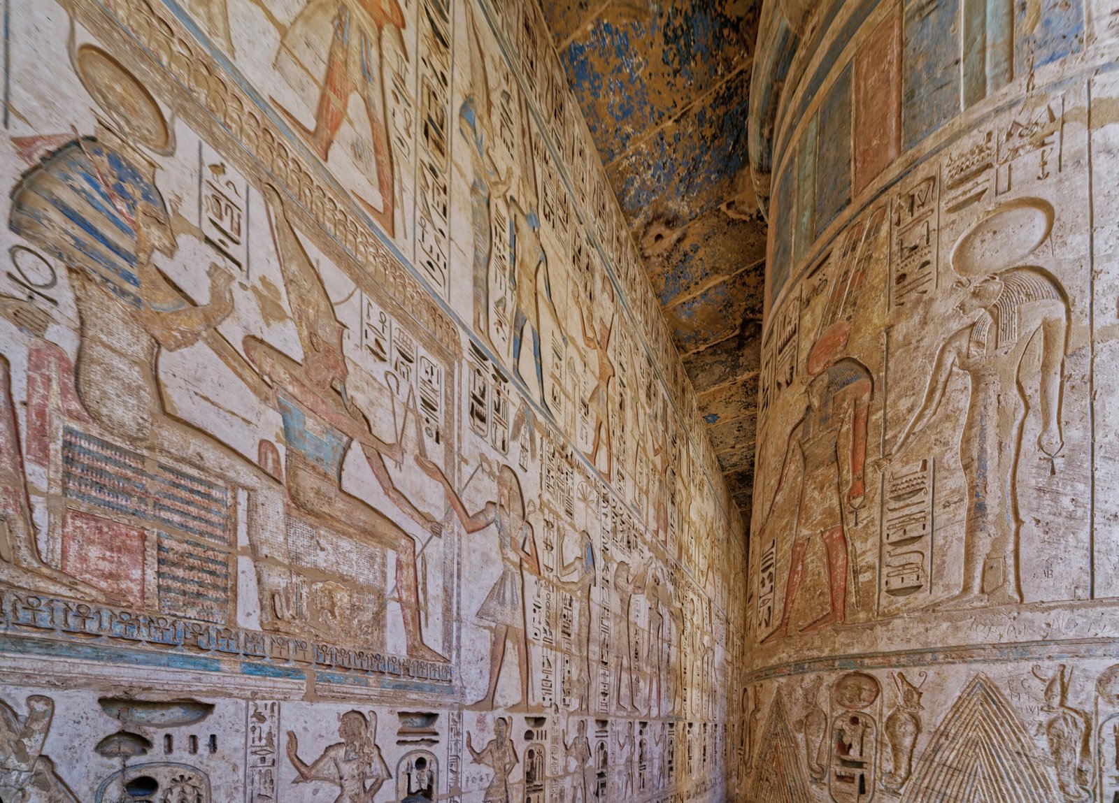 I rilievi dipinti sulle pareti del tempio di Medinet Habu a Luxor