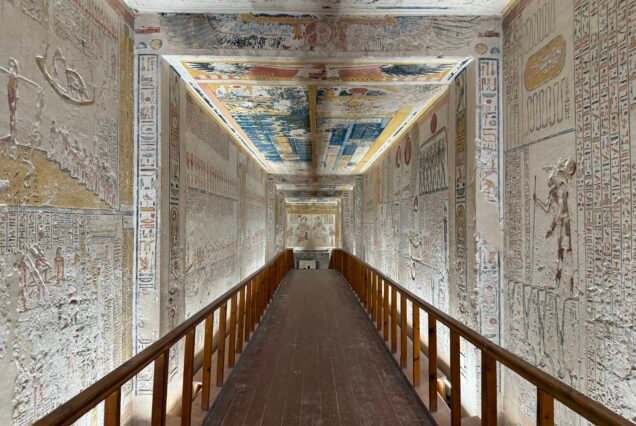 Il corridoio dipinto in discesa di una tomba reale nella Valle dei Re a Luxor