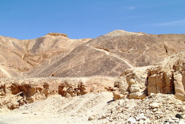 Veduta della Valle delle Regine, il bacino desertico vuoto fra le pareti calcaree di Tebe ovest