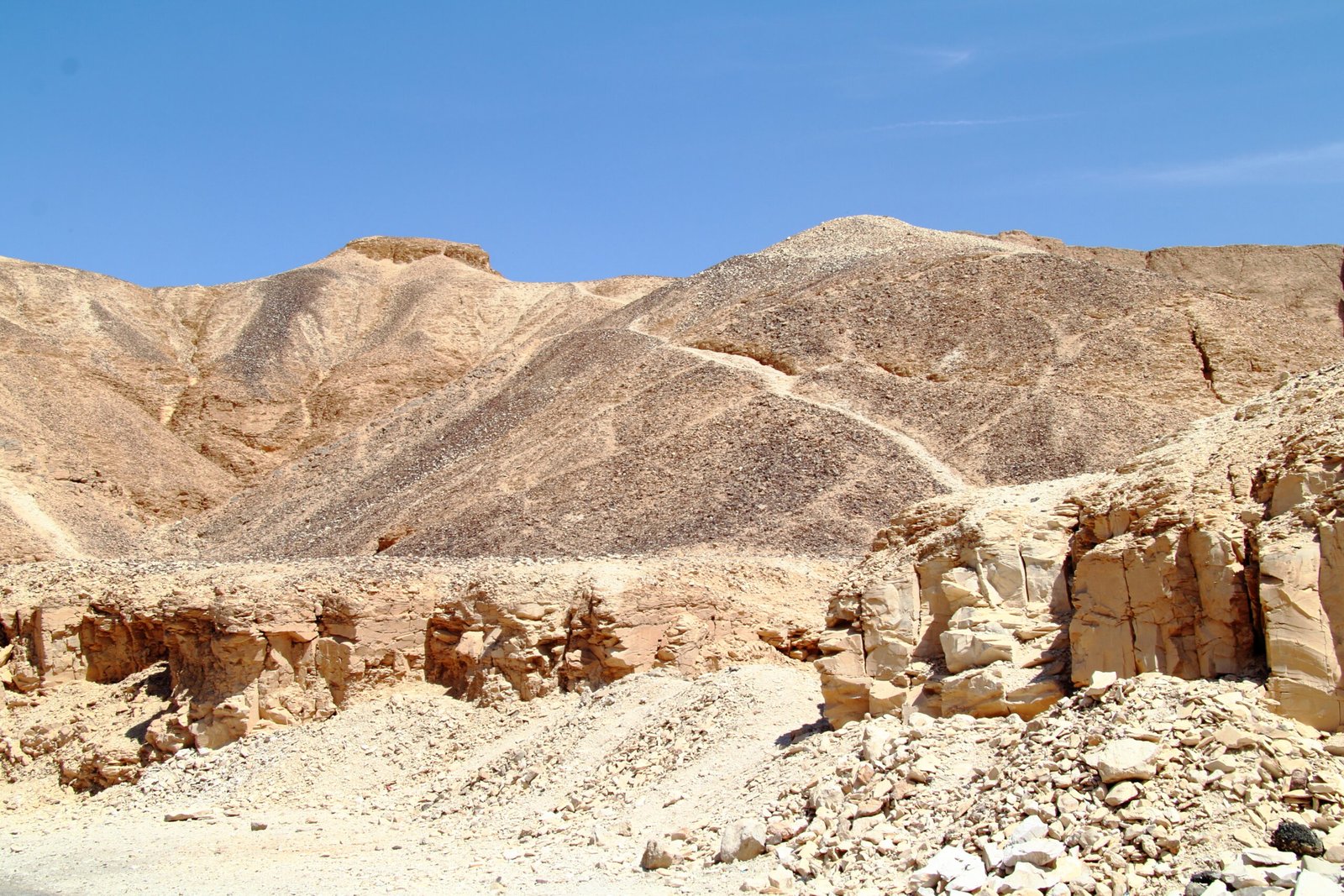 Veduta della Valle delle Regine, il bacino desertico vuoto fra le pareti calcaree di Tebe ovest