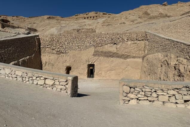 L'ingresso scavato nella roccia di una tomba dei nobili sulla collina di Sheikh Abd el Qurna