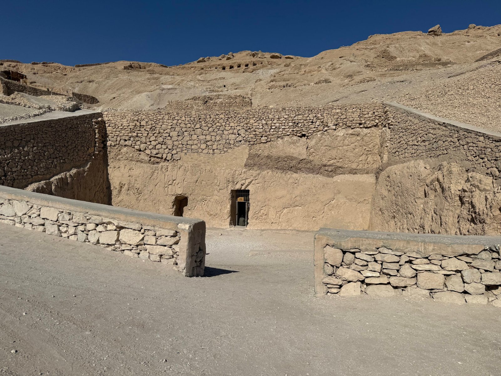 L'ingresso scavato nella roccia di una tomba dei nobili sulla collina di Sheikh Abd el Qurna