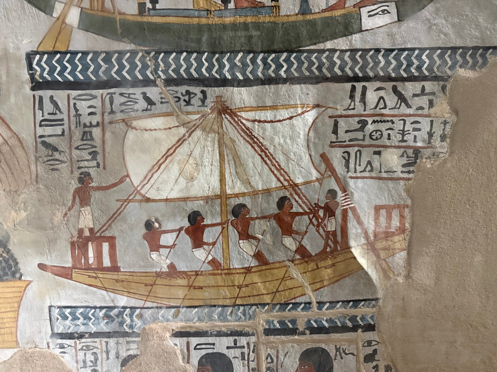 La barca funeraria dipinta con colori vivi sulla parete di una tomba dei nobili a Luxor ovest