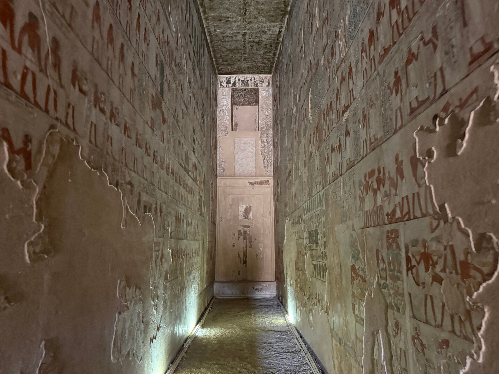 Il corridoio dipinto della tomba di Rekhmira a Luxor ovest con i registri di portatori di offerte