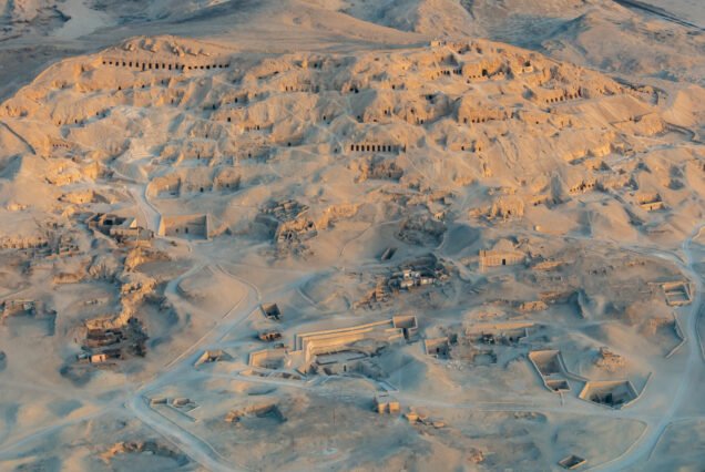 La collina di Sheikh Abd el Qurna a Luxor con le file di tombe scavate nella roccia