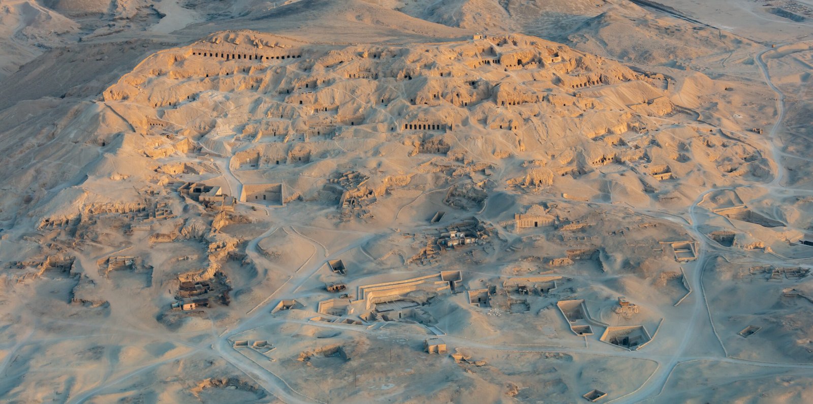 La collina di Sheikh Abd el Qurna a Luxor con le file di tombe scavate nella roccia