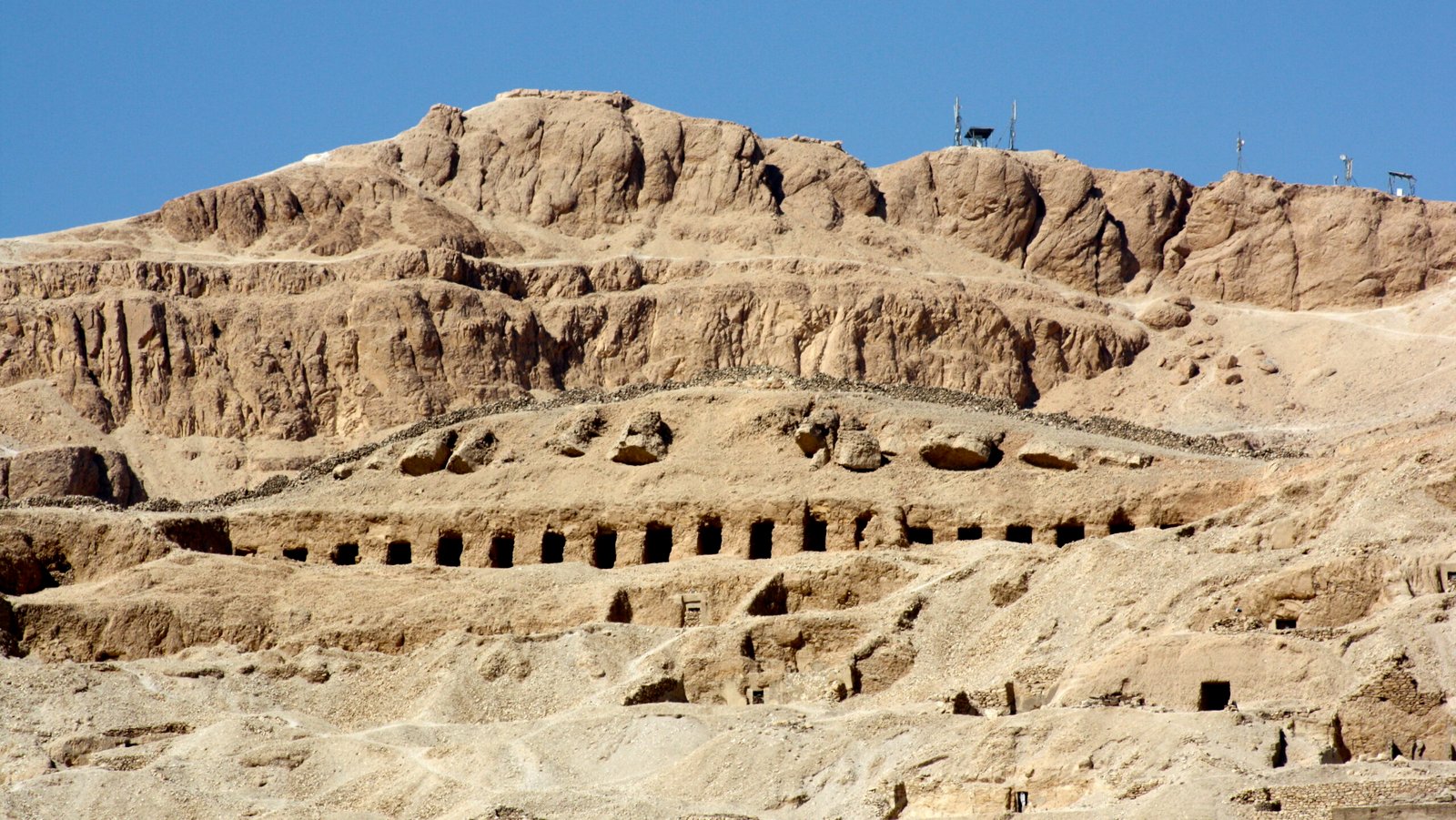 Collina di Qurna a Luxor, le file di ingressi scavati nella roccia delle tombe dei nobili