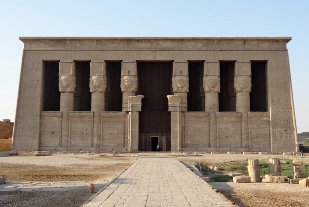 La facciata colonnata del Tempio di Hathor a Dendera vista di fronte nella luce calda