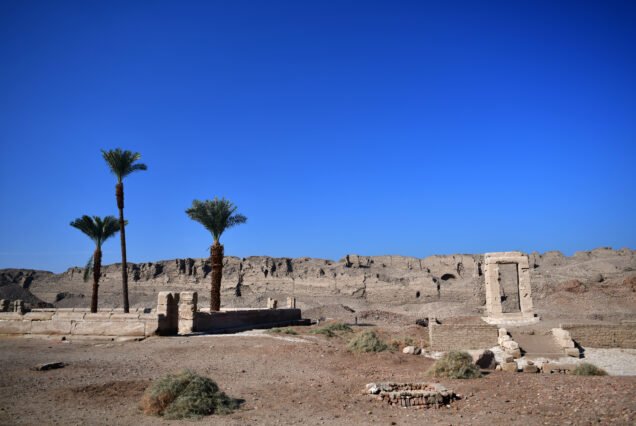Il muro di cinta in mattoni crudi del tempio di Dendera tra la macchia del deserto