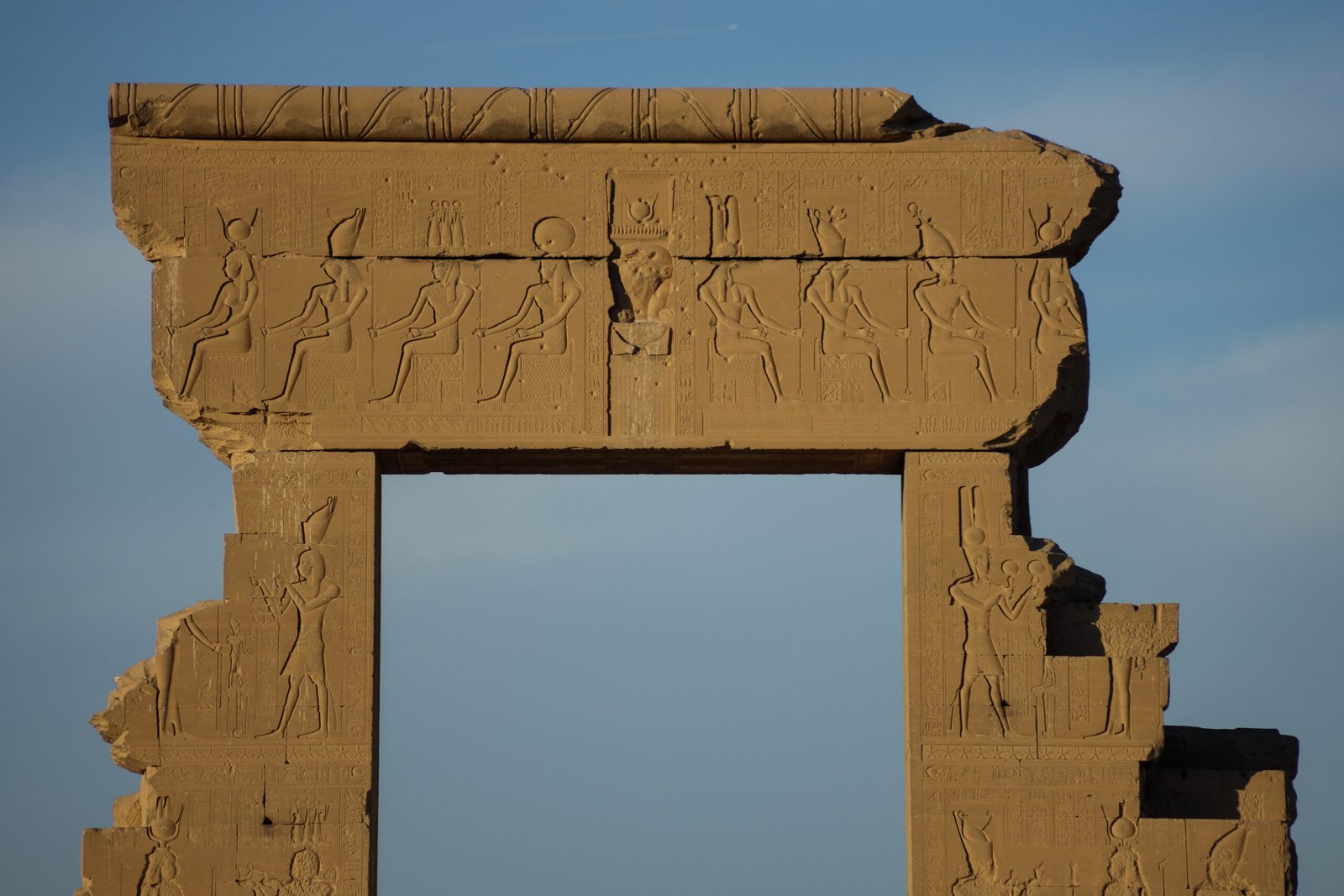 Il propilo monumentale di epoca romana all'ingresso del tempio di Hathor a Dendera