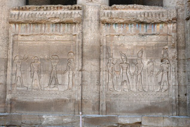 I muri di intercolumnio del tempio di Esna incisi con scene rituali in rilievo profondo