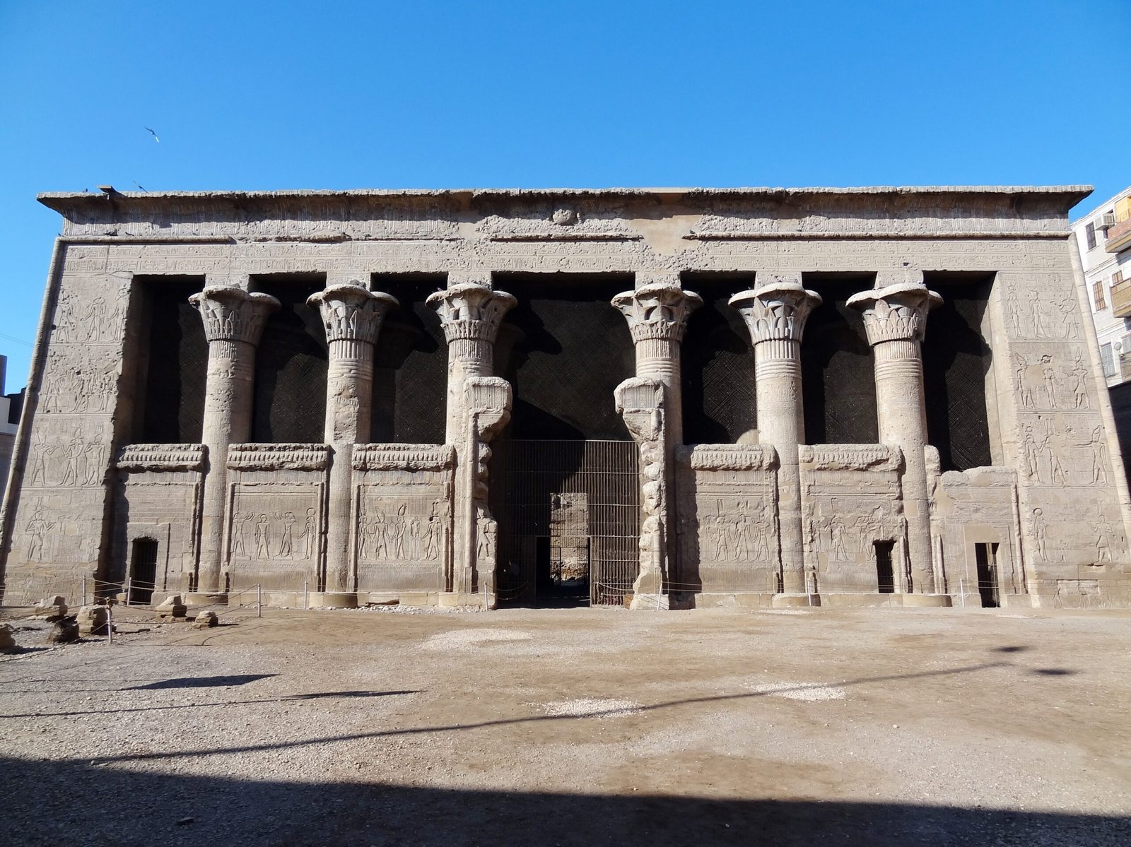 La facciata della sala ipostila del tempio di Khnum a Esna nello scavo sotto il livello della città