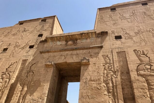 Il pilone del tempio di Edfu visto da vicino con il portale e i rilievi scolpiti sulle torri