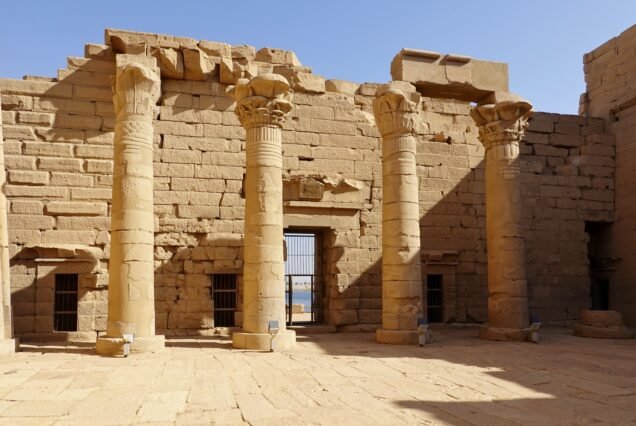 Il colonnato del tempio di Kalabsha con i capitelli composti nella luce calda del pomeriggio