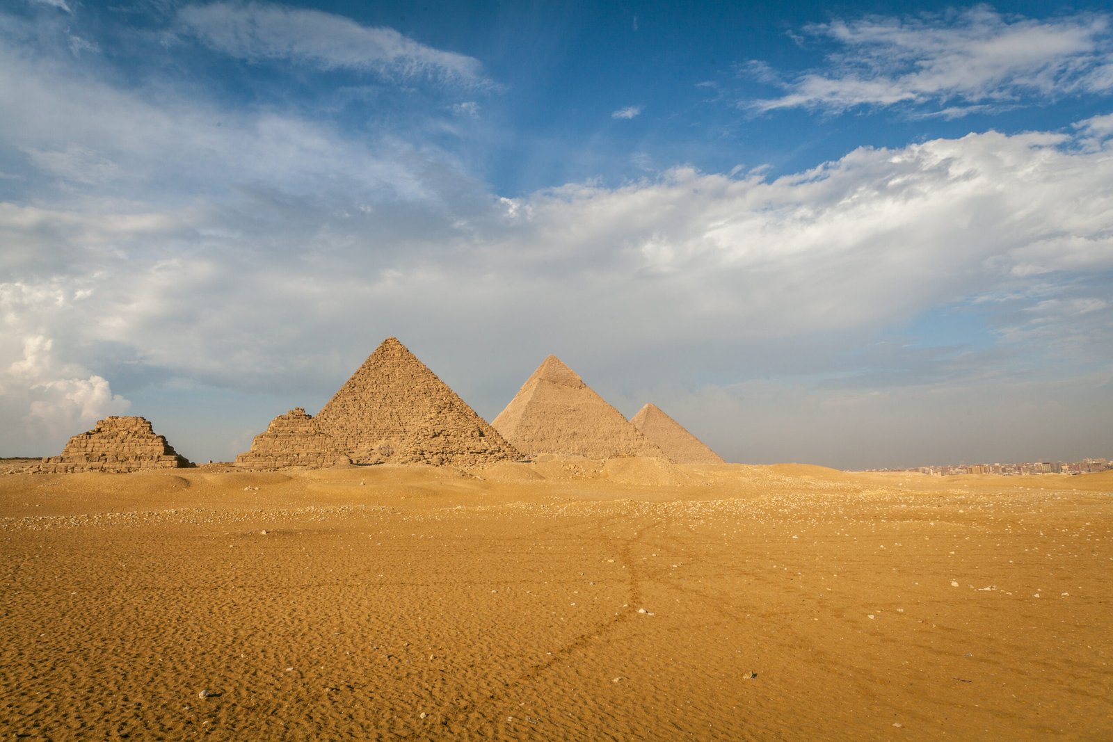 Le piramidi di Giza dal plateau con il profilo del Cairo sullo sfondo