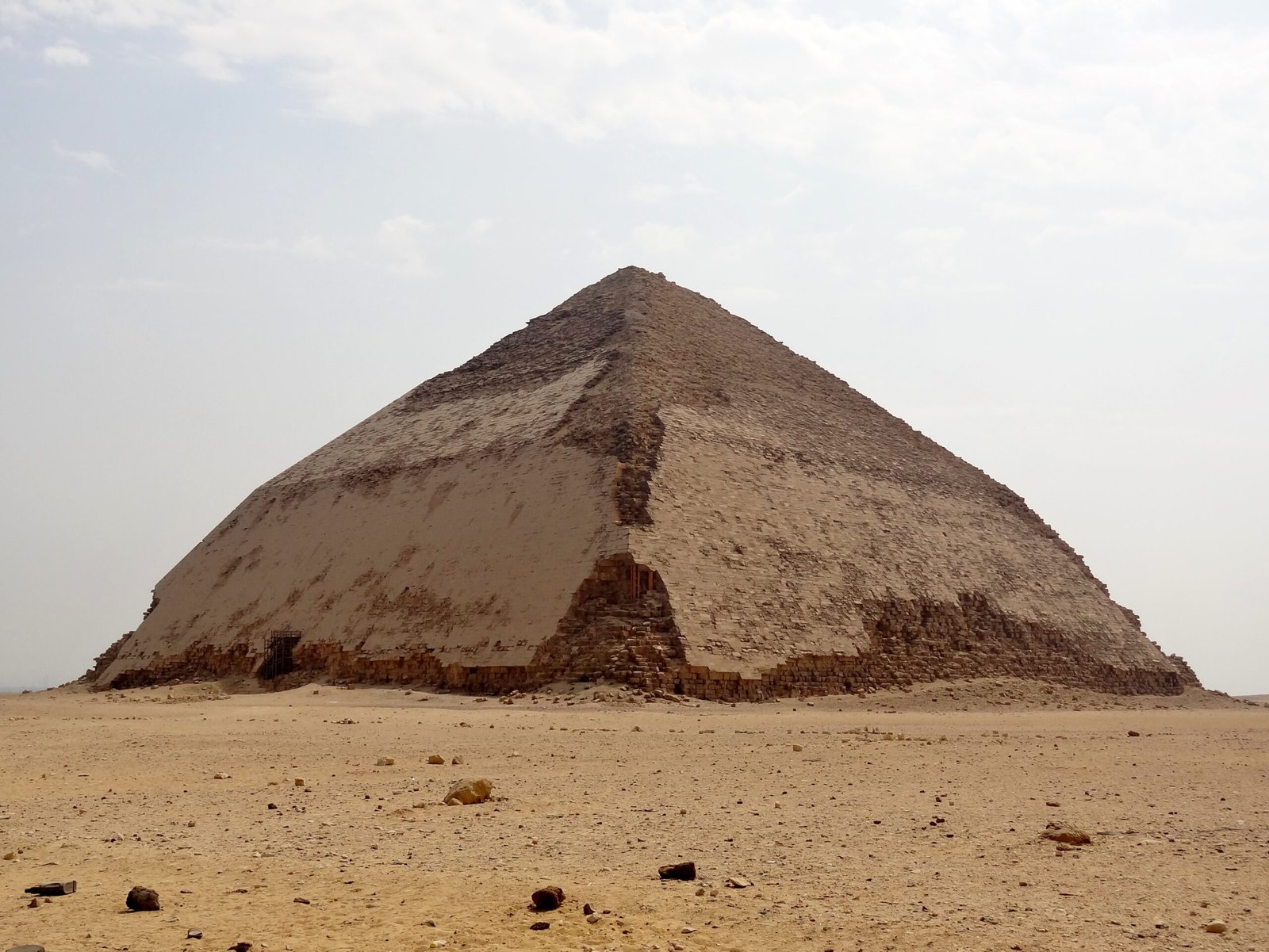 La piramide romboidale di Snefru a Dahshur con il caratteristico cambio di inclinazione