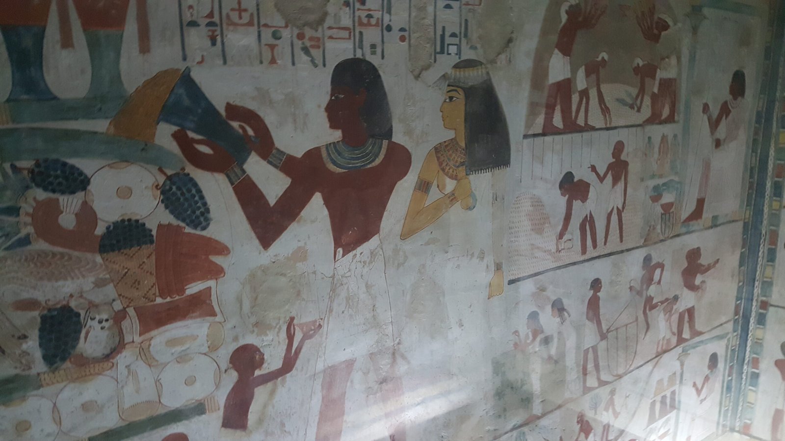Scena di offerte dipinta sulla parete della tomba di Nakht nella necropoli dei Nobili a Luxor