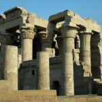 Il tempio di Kom Ombo in Egitto illuminato dalla luce calda del tramonto