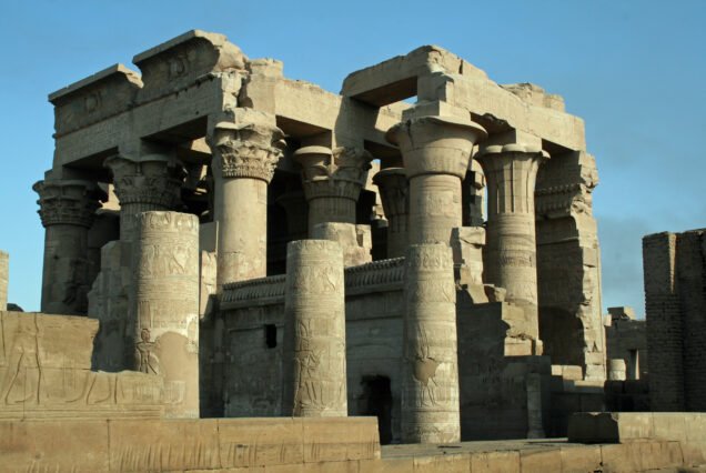 Il tempio di Kom Ombo in Egitto illuminato dalla luce calda del tramonto