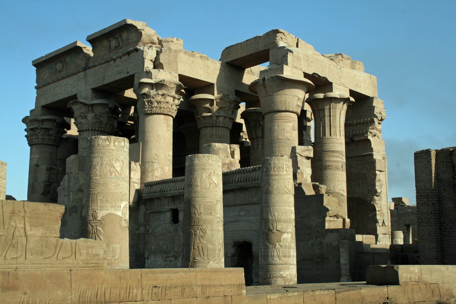 Il tempio di Kom Ombo in Egitto illuminato dalla luce calda del tramonto