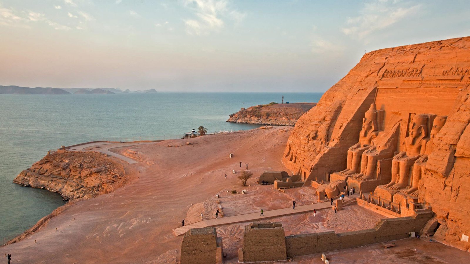 Il Grande Tempio di Abu Simbel affacciato sulle acque del Lago Nasser al tramonto