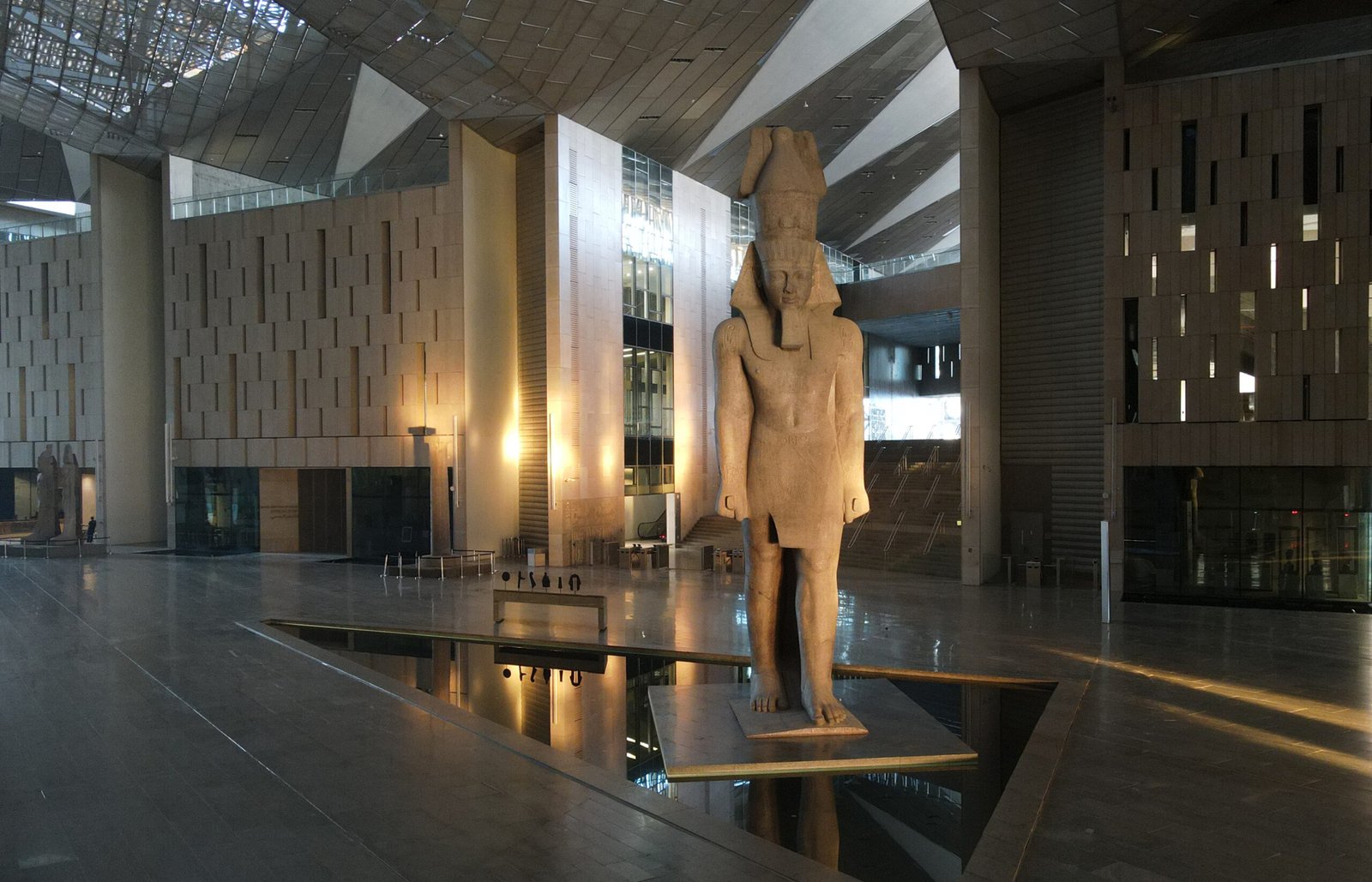 Il colosso di Ramses II nella Grande Sala del Grande Museo Egizio a Giza