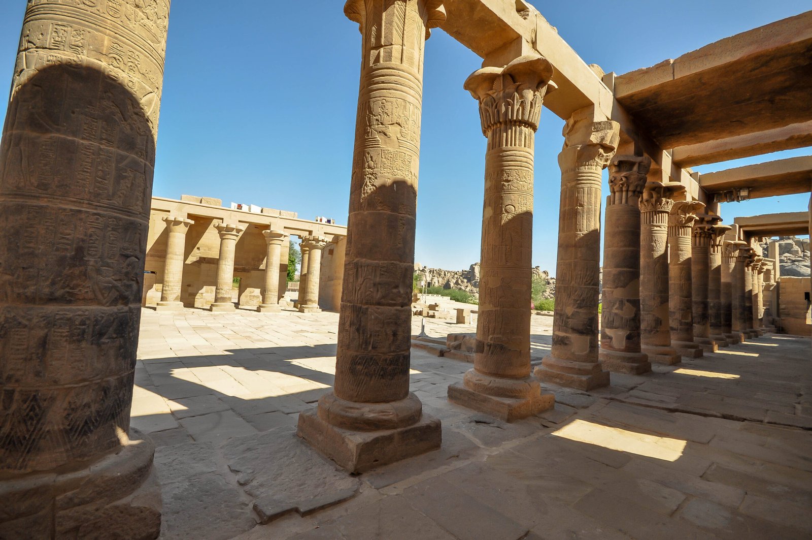 Il colonnato del cortile di Philae con i capitelli a foglie di palma nella luce del mattino