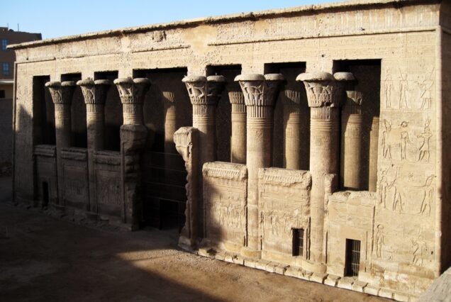 La facciata del tempio di Khnum a Esna vista dal fondo dello scavo, con le colonne dai capitelli vegetali