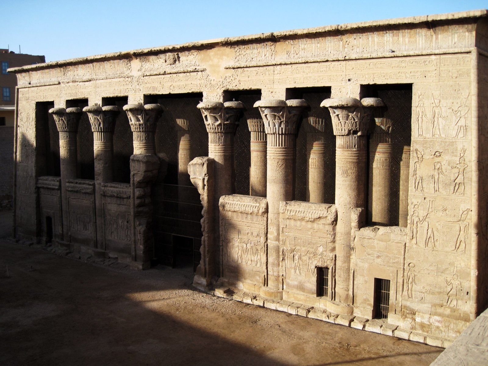La facciata del tempio di Khnum a Esna vista dal fondo dello scavo, con le colonne dai capitelli vegetali