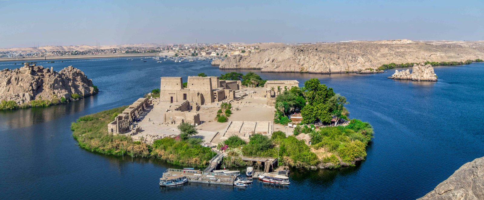 Veduta dall'alto dell'isola di Philae ad Assuan, circondata dalle acque del Nilo