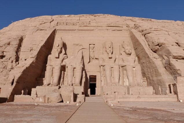 La facciata del grande tempio di Ramses II ad Abu Simbel con i quattro colossi seduti