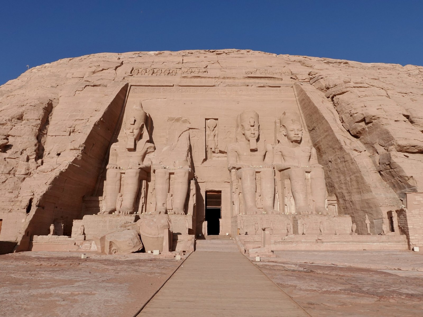 La facciata del grande tempio di Ramses II ad Abu Simbel con i quattro colossi seduti
