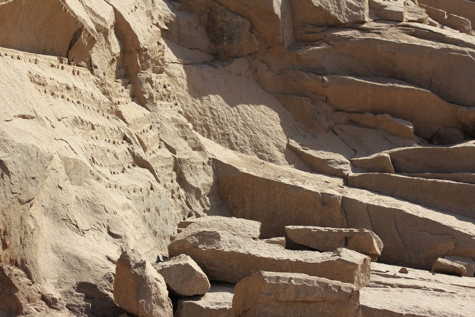 La parete di granito rosa della cava di Assuan con i solchi lasciati dagli antichi scalpellini