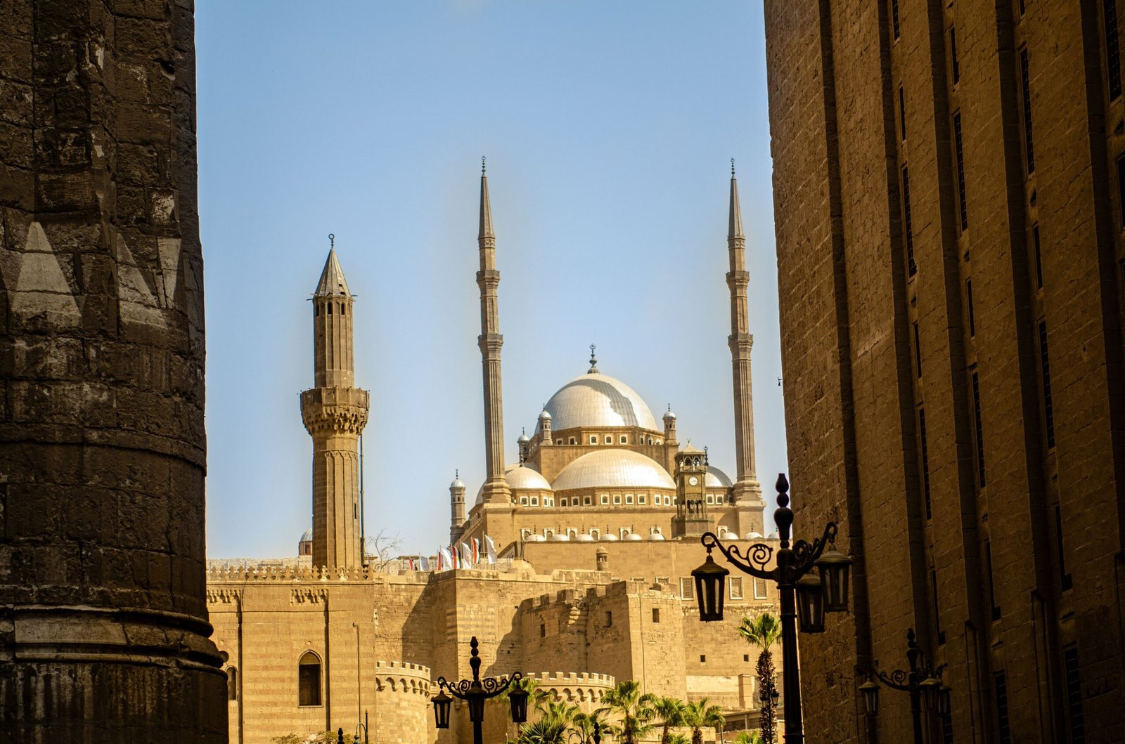 La moschea di Muhammad Ali sulla cittadella, vista dalla strada fra le moschee di Sultan Hassan e al-Rifai