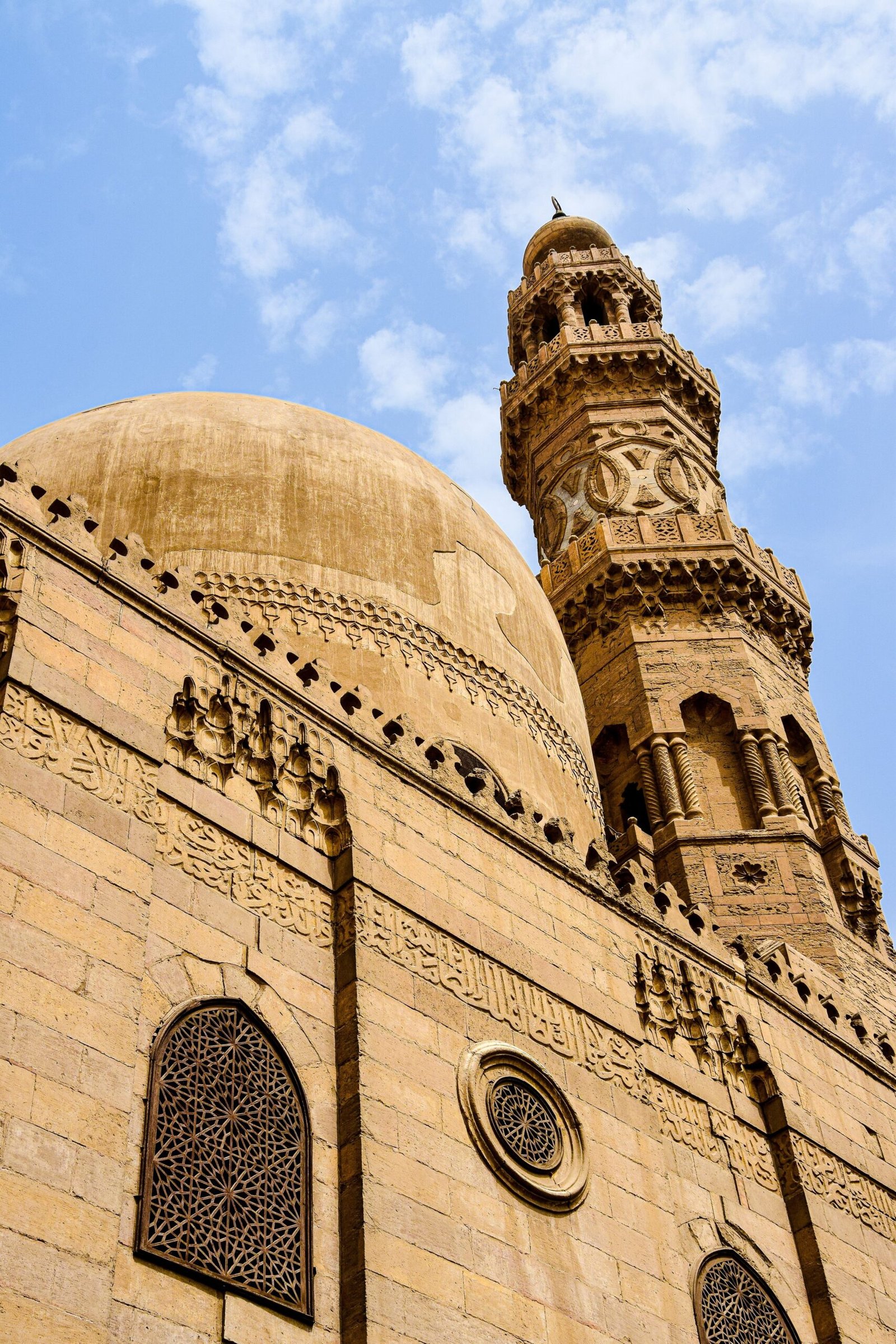La cupola e il minareto scolpito del complesso di Barquq sulla via al-Muizz, a pochi minuti dal museo