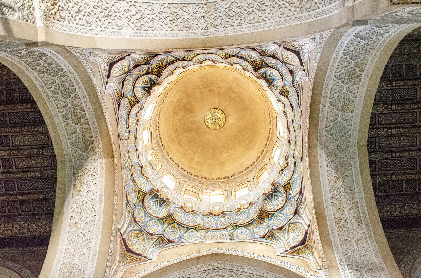 L'interno di una cupola del Cairo con i pennacchi a muqarnas dipinti e lo stucco intagliato
