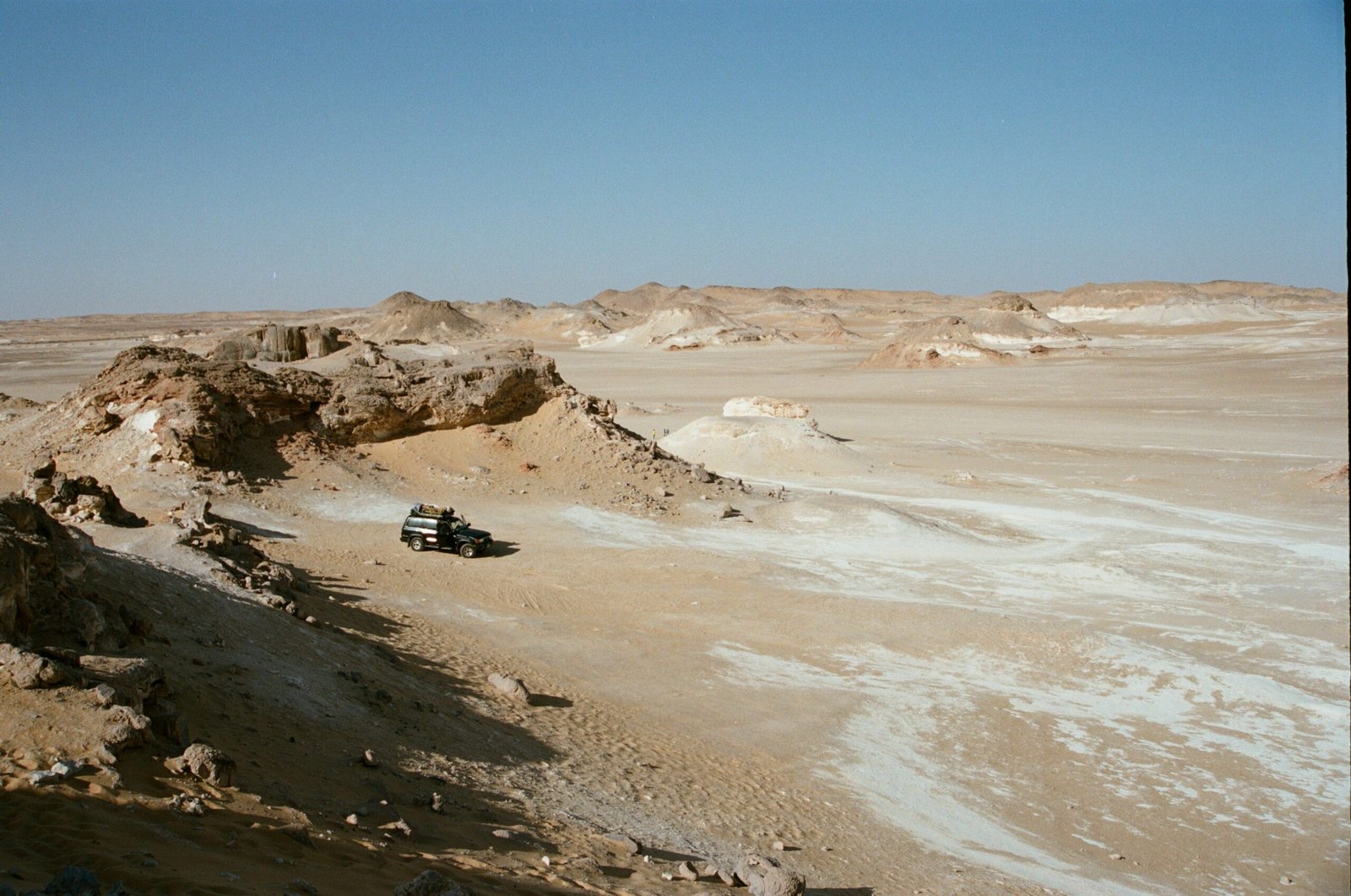 Il fuoristrada fermo fra le colline scure e le chiazze di gesso, sulla strada da Bahariya al Deserto Bianco