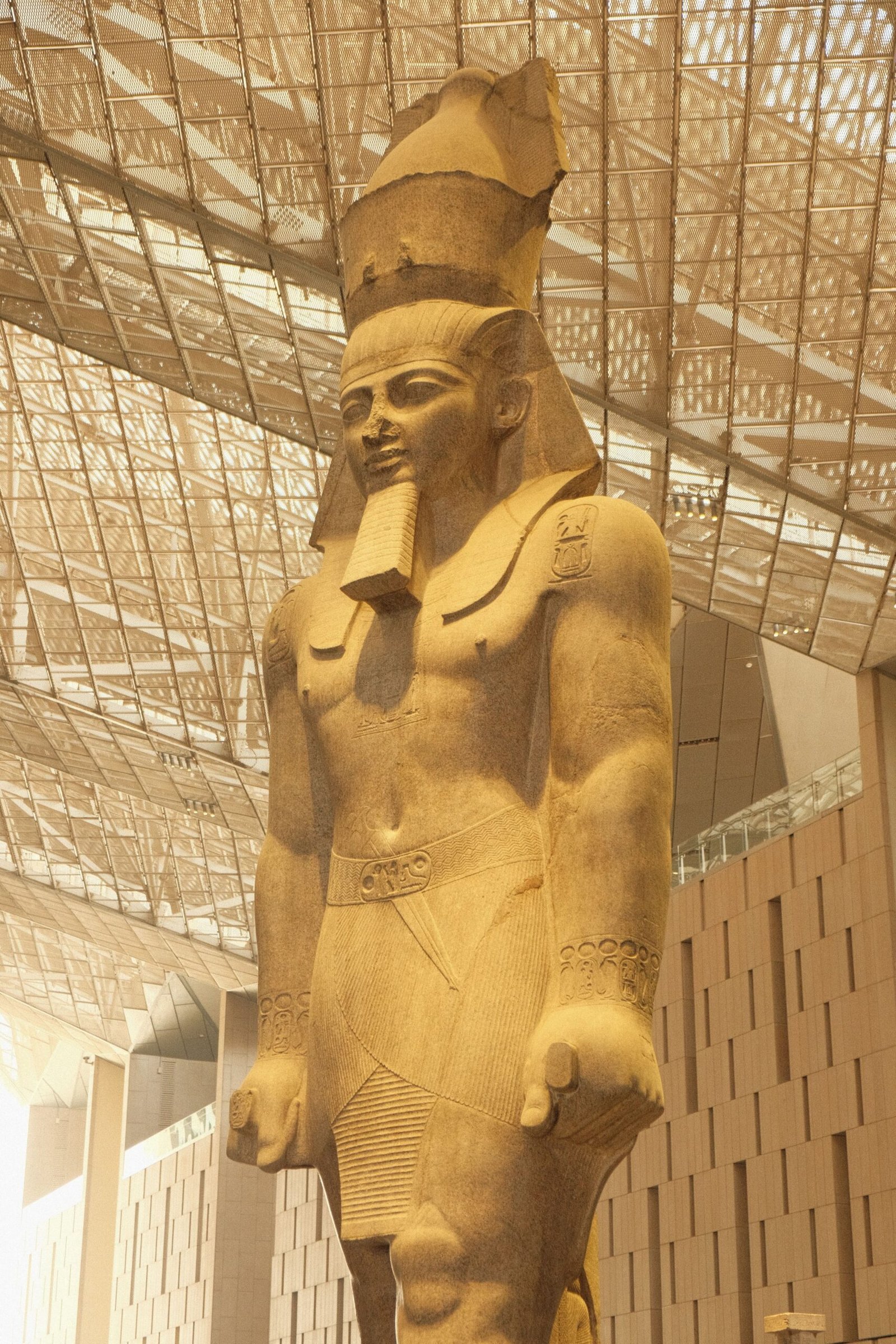 Il colosso di Ramesse II nell'atrio del Grande Museo Egizio, la visita al fresco di un pomeriggio d'agosto