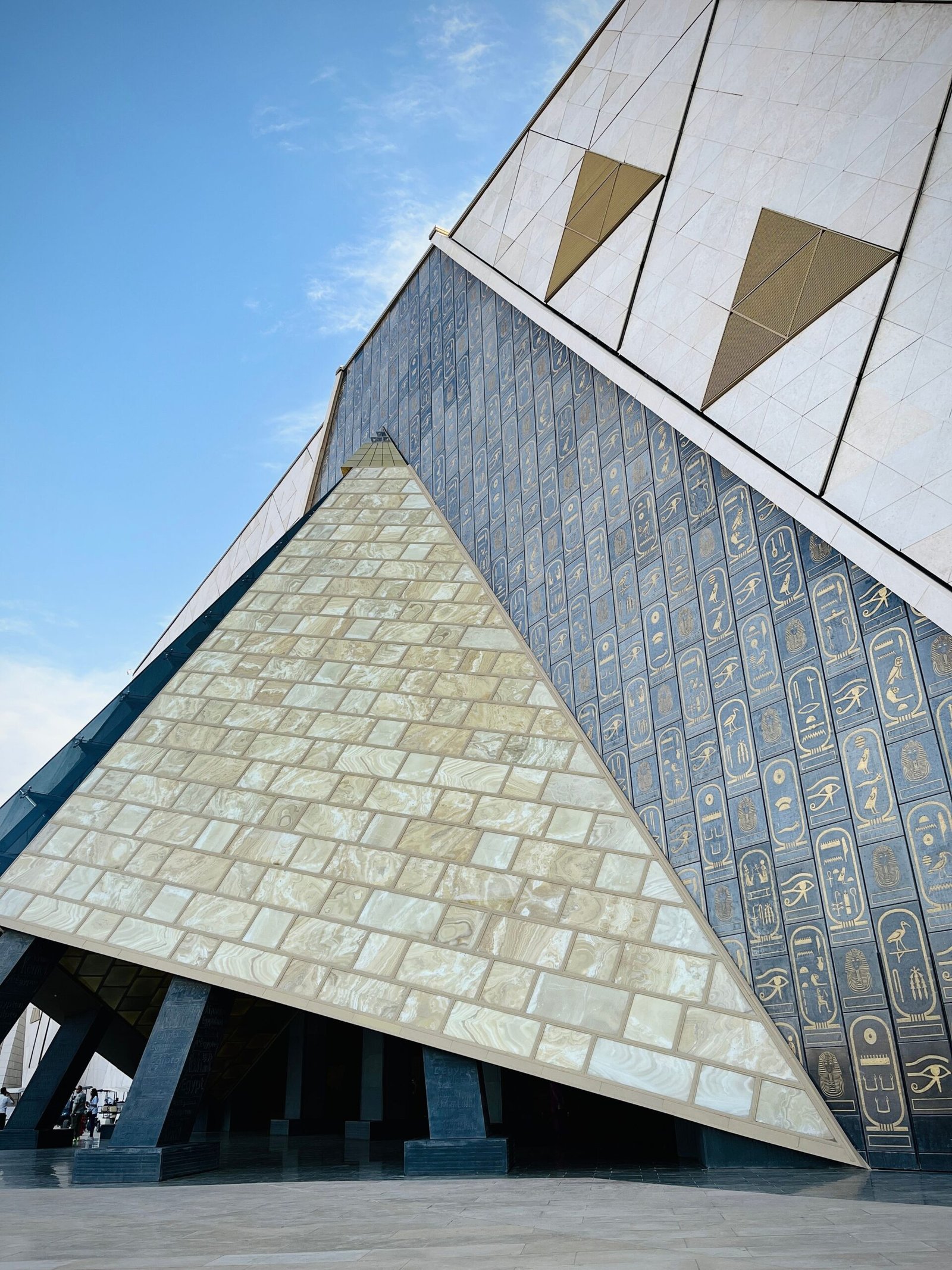 La facciata del Grande Museo Egizio a Giza, il posto giusto per un pomeriggio di pioggia al Cairo
