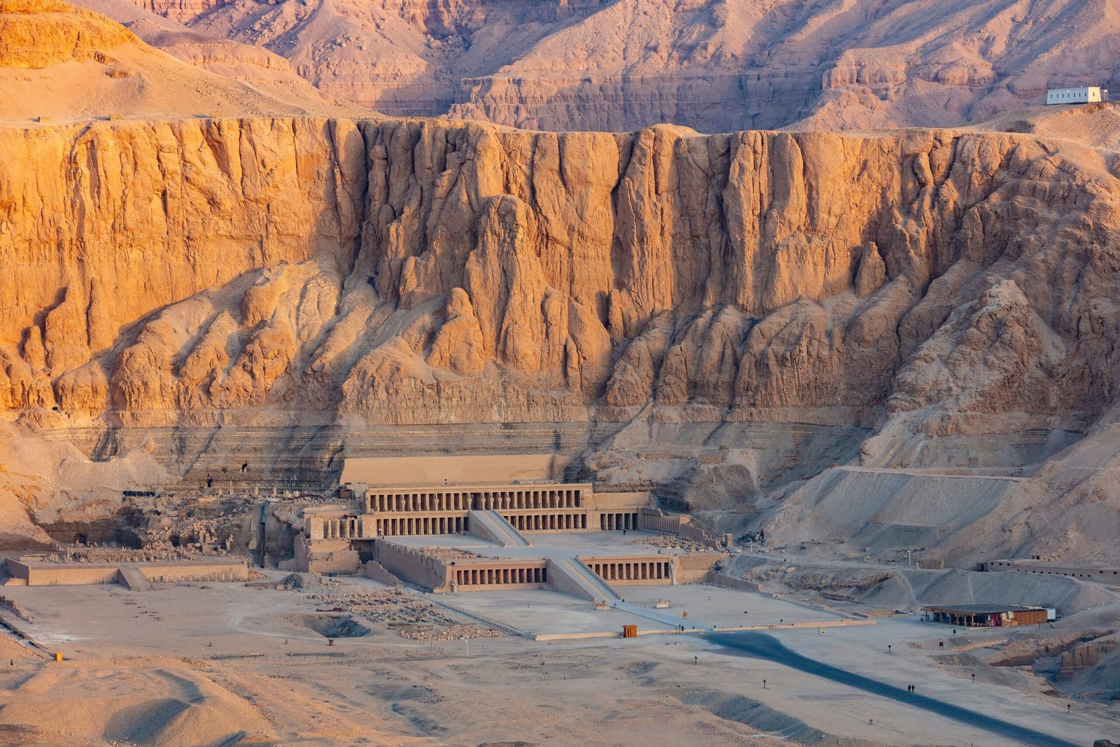 Il tempio di Hatshepsut a Deir el-Bahari visto frontalmente alla prima luce