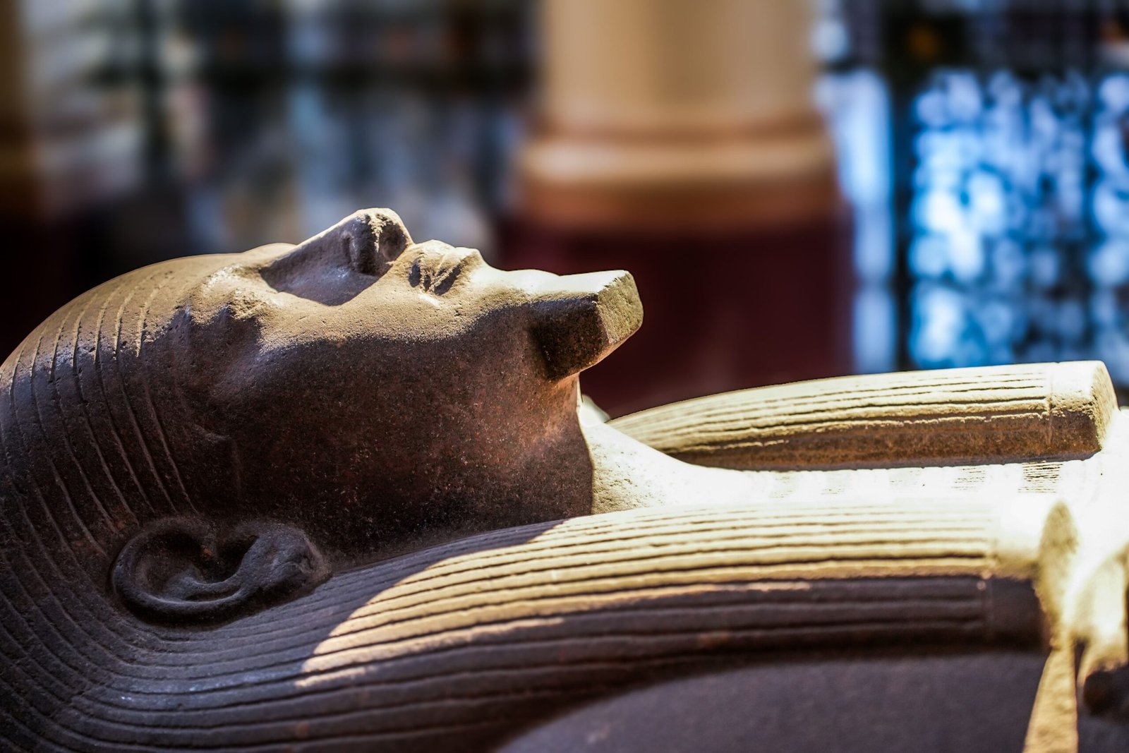 Il coperchio di un sarcofago egizio di granito con il volto scolpito, in un museo