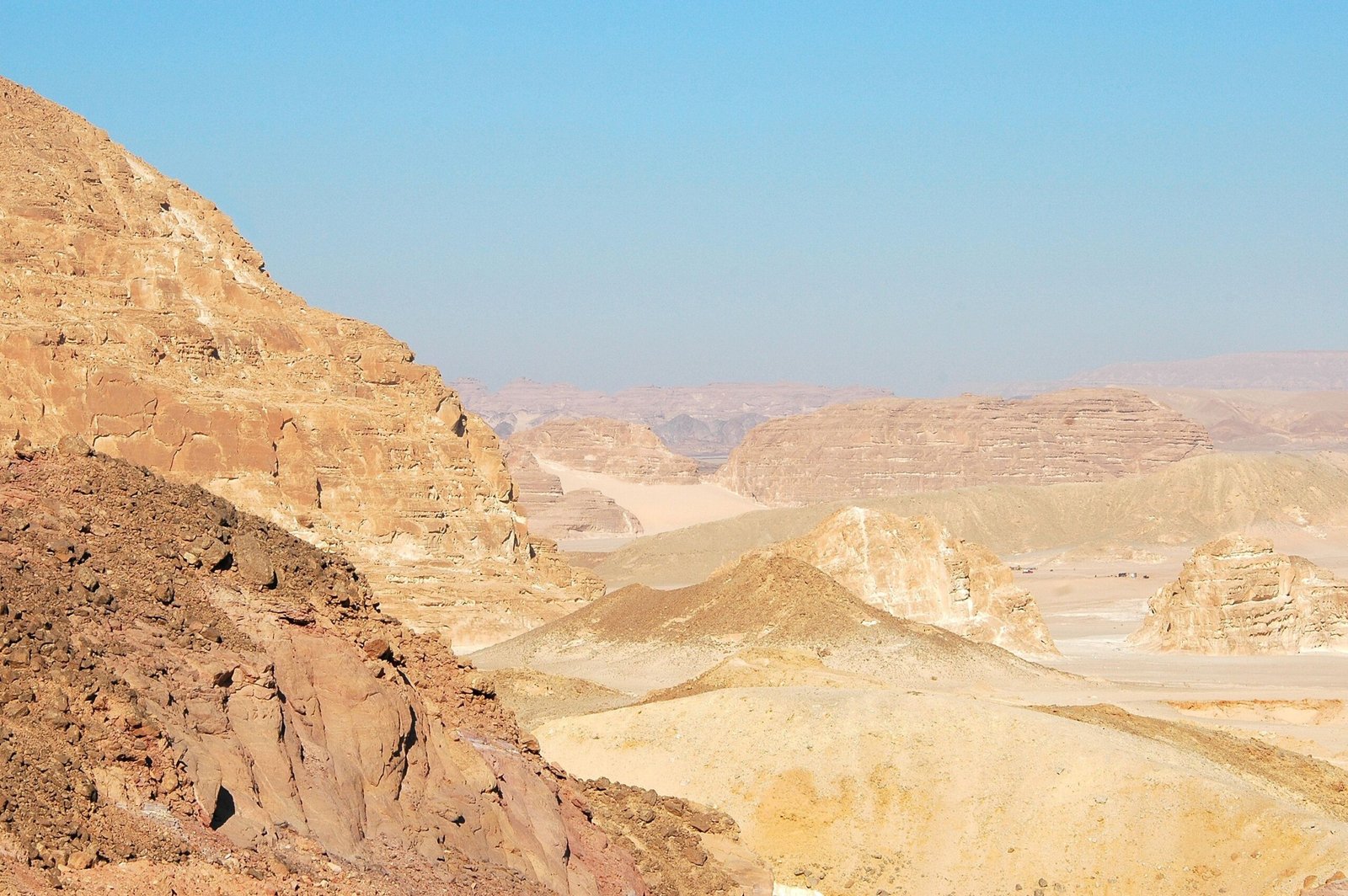 Il deserto di roccia e tavolati chiari dietro la costa, il terreno su cui si guida il quad