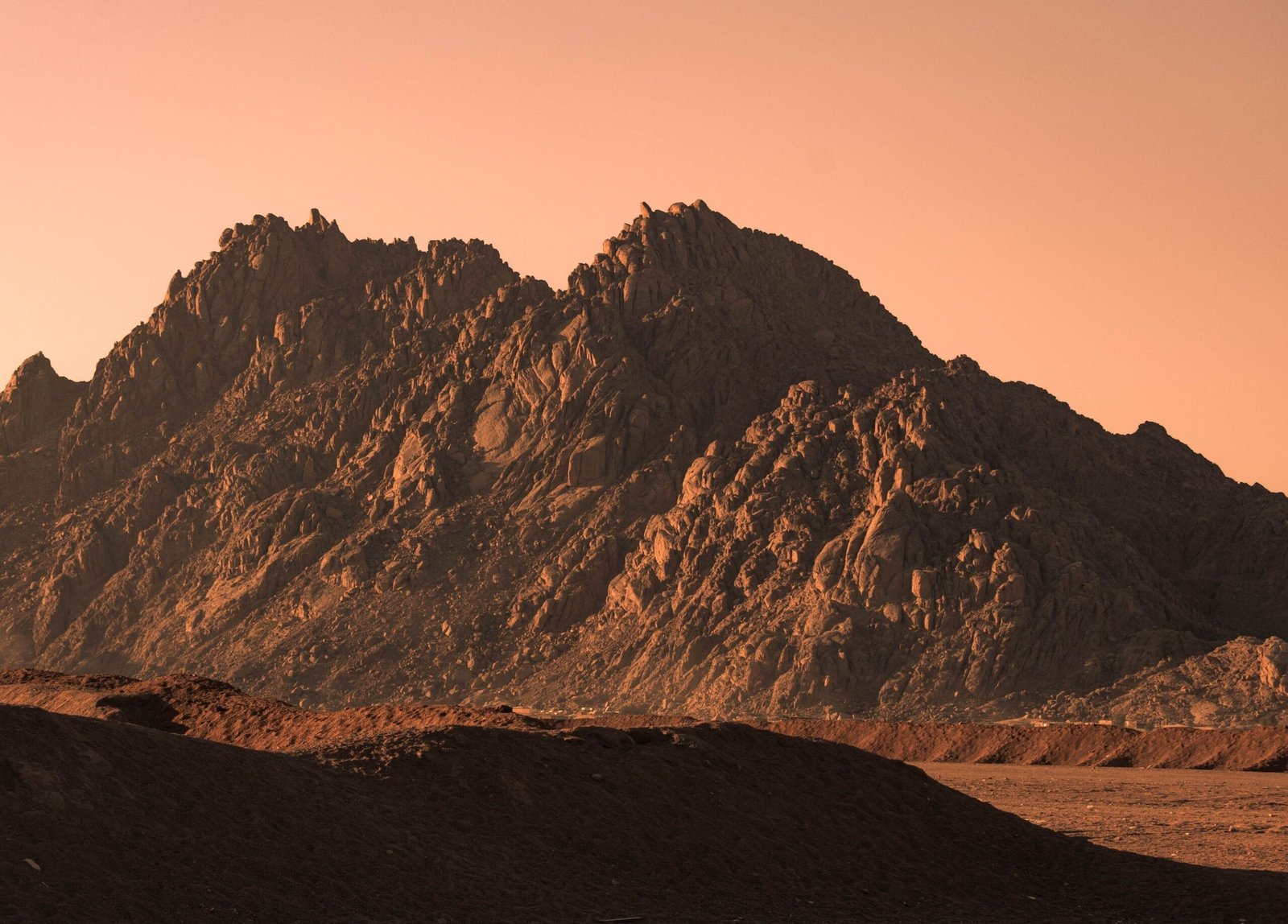 Le montagne del Sinai al tramonto dietro Sharm el-Sheikh, il blocco di mare che chiude le due settimane