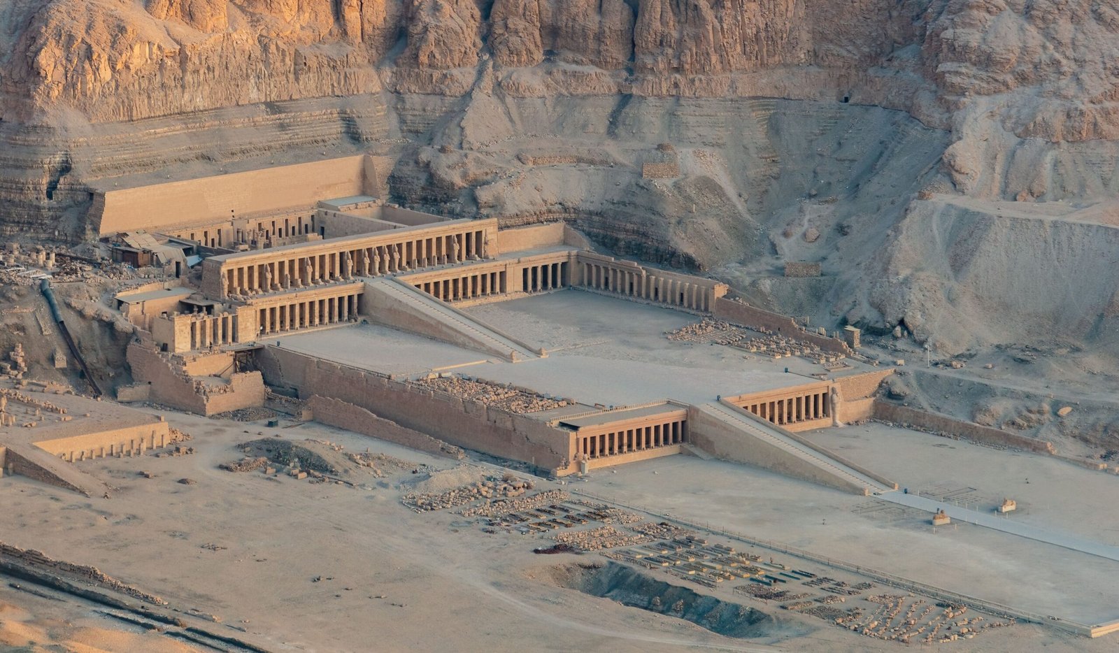 Il tempio di Hatshepsut a Deir el-Bahari visto dalla mongolfiera alla prima luce, con le tre terrazze contro la parete calcarea