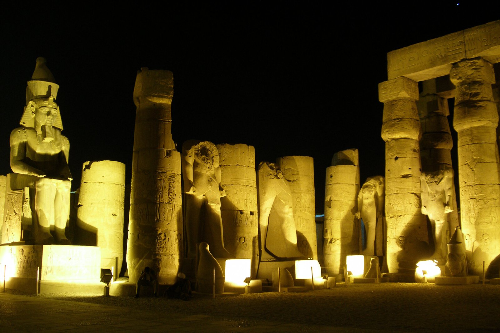 La corte di Ramesse II nel tempio di Luxor illuminata di notte, la vista dalle navi ormeggiate la sera del 31