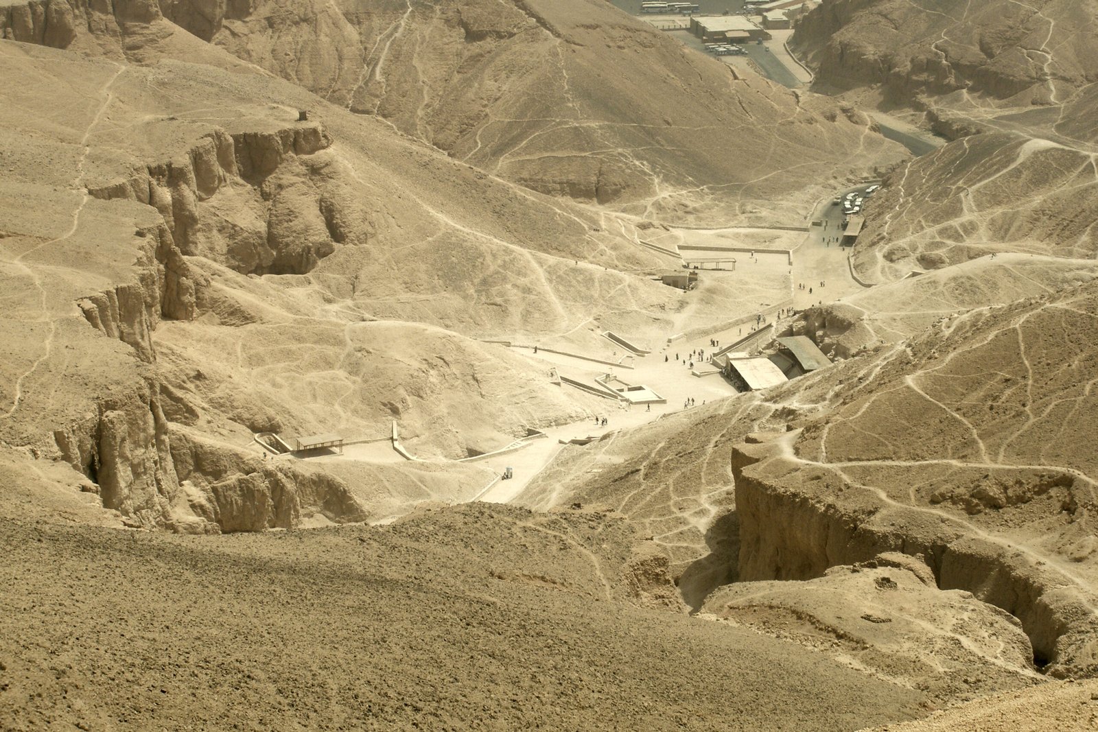 La Valle dei Re vista dall'alto, la visita del quinto giorno con la nave attraccata a Luxor