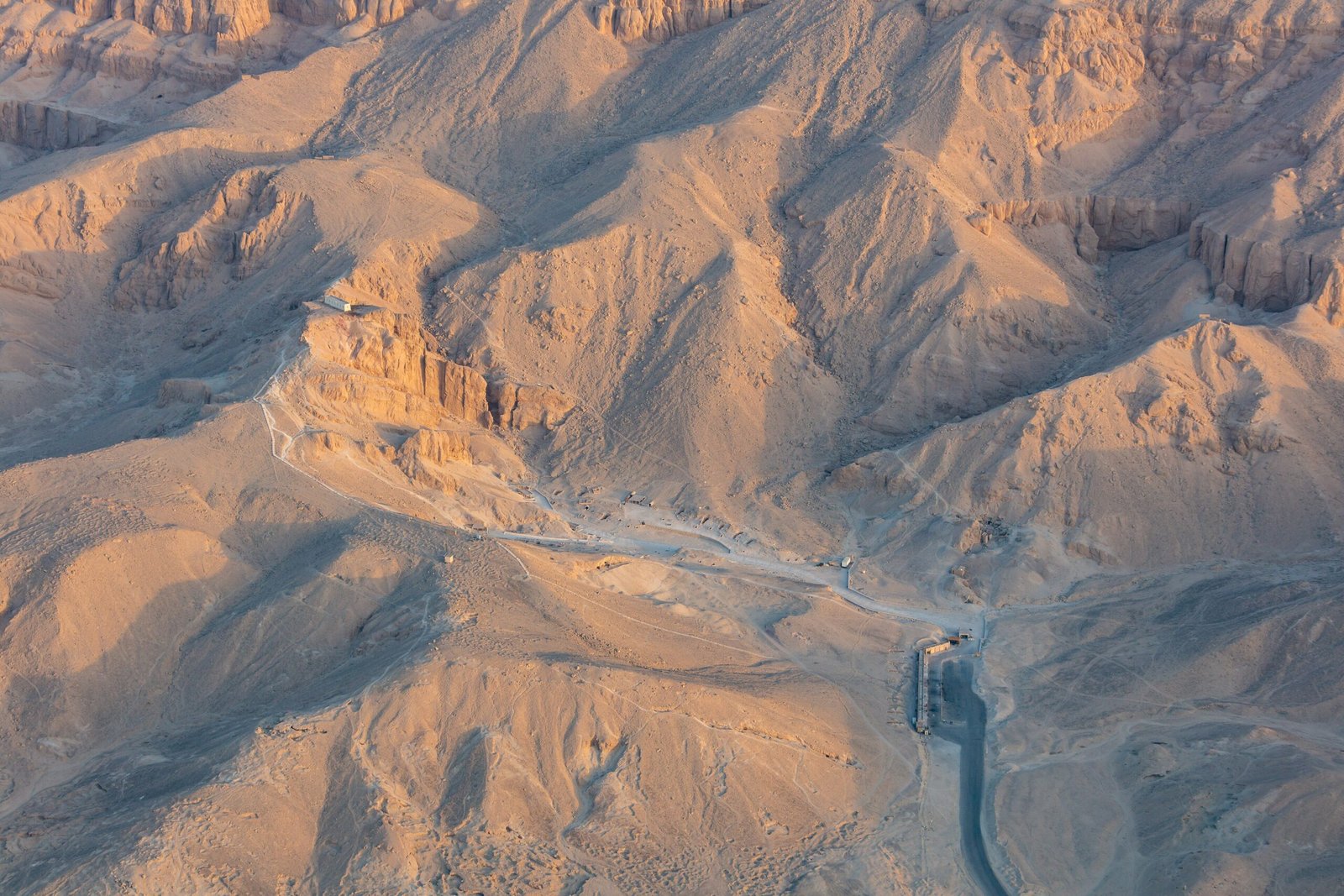 La Valle delle Regine vista dalla mongolfiera alla prima luce, nell'aria ferma dell'autunno